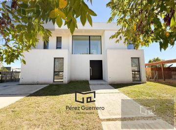 Casa · 220m² · 6 Ambientes · Casa en Venta en El Canton Golf a La Laguna con 4 Dorm.