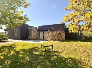 Casa · 180m² · 4 Ambientes · 2 Cocheras · Casa en Alquiler Anual Canton Islas con Pileta