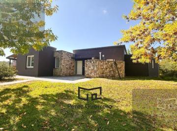 Casa · 180m² · 4 Ambientes · 2 Cocheras · Casa en Alquiler Anual Canton Islas con Pileta