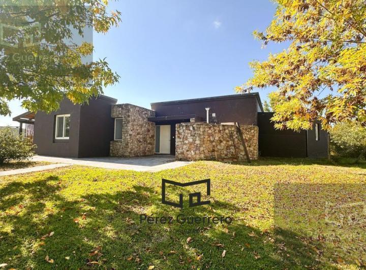 Casa · 180m² · 4 Ambientes · 2 Cocheras