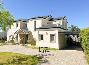 Casa · 221m² · 5 Ambientes · 1 Cochera · Casa en Venta en San Matías a La Laguna