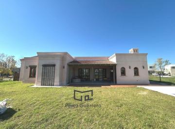 Casa · 258m² · 5 Ambientes · 2 Cocheras · Casa en Venta en Cantón Golf con 4 Dorm. en Lote Central