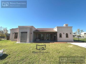 Casa · 258m² · 5 Ambientes · 2 Cocheras · Casa en Venta en Cantón Golf con 4 Dorm. en Lote Central