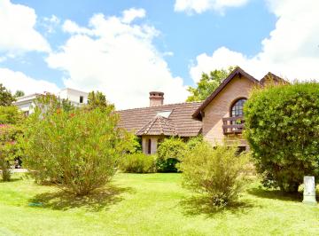 Casa de 5 ambientes, Pilar · Casa Cálida y Sólida con Pileta en Barrio Cerrado