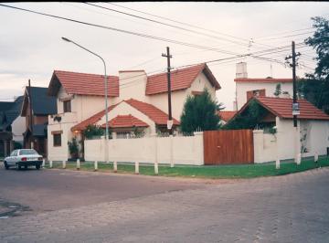 DUEÑO DIRECTO - IMPORTANTE CHALET EN ZONA NORTE CASTELAR -
PARQUE SAYAGO
ALQUILE · Chalet Castelar Norte - Dueño Directo (Cerca de Santa Rosa y Arias)