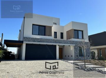 Casa · 403m² · 6 Ambientes · 2 Cocheras · Casa en Venta a La Laguna en Puertos Costas con Renta