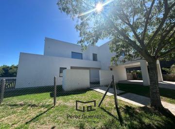 Casa · 210m² · 6 Ambientes · Casa en Venta en San Matias con 5 Dorm. y Pileta