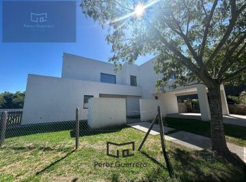Casa · 210m² · 6 Ambientes · Casa en Venta en San Matias con 5 Dorm. y Pileta
