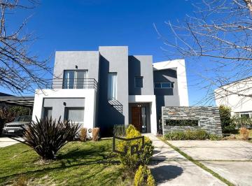 Casa · 175m² · 5 Ambientes · 1 Cochera · Casa en Venta en El Canton Lote Central con 3 Dorm.
