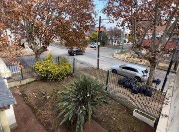 Casa · 150m² · 4 Ambientes · 1 Cochera · Casa en Esquin en Lote Propio a Reciclar - Lanus