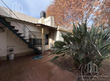 Casa · 150m² · 4 Ambientes · 1 Cochera · Casa en Esquin en Lote Propio a Reciclar - Lanus