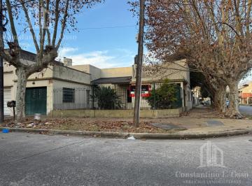 Casa · 150m² · 4 Ambientes · 1 Cochera · Casa en Esquin en Lote Propio a Reciclar - Lanus