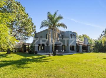 Casa · 292m² · 5 Ambientes · 6 Cocheras · Casa en Venta en Barrio Cerrado Villa Rosa