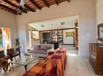 Casa · 300m² · 4 Ambientes · 9 Cocheras · Casa en Villa Dolores