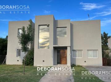 Casa · 157m² · 4 Ambientes · 3 Cocheras · Casa a La Venta 5 Ambientes Barrio Privado San Matias