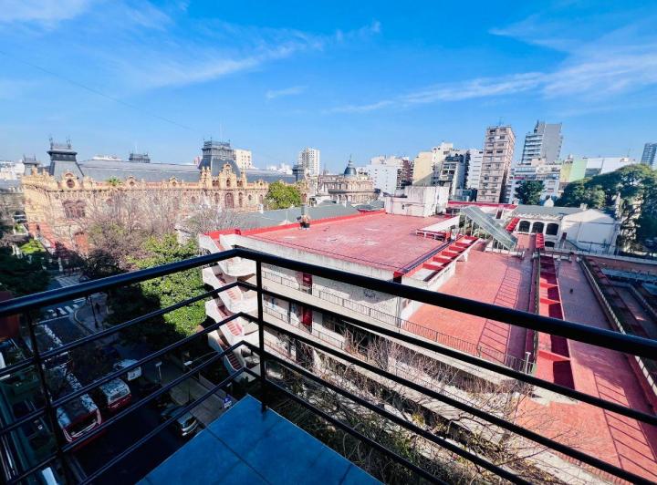 Ambiente de 37 m. Riobamba y Cordoba A/profesional Balcon Al Frente Vista Abierta Impecable!