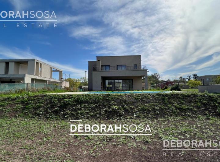 Casa · 271m² · 5 Ambientes · 4 Cocheras
