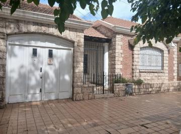 Casa · 215m² · 6 Ambientes · 1 Cochera · Venta Casa Centrica 3 Dorm. Capital
