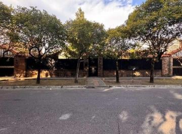 Casa · 300m² · 5 Ambientes · Venta Permuta Casa 5 Ambientes Jardin Pileta 1.395