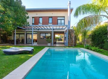 Casa · 262m² · 4 Ambientes · 2 Cocheras · Venta Casa 4 Ambientes con Piscina Nuevo Quilmes