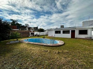 Casa · 247m² · 7 Ambientes · 3 Cocheras · Venta Casa Centerario 5 Dormi + Escritorio + Pileta