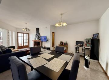Casa · 242m² · 9 Ambientes · 1 Cochera · 2 Casas Al Precio de 1 en B° Maipu 1ra