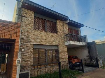 Casa · 191m² · 6 Ambientes · 1 Cochera · Casa de 3 Dorm.