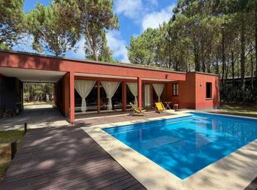 Casa · 239m² · 5 Ambientes · 1 Cochera · Casa Venta Barrio Alamos Pinamar con Losa Radiante