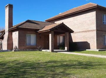 Casa · 200m² · 5 Ambientes · 2 Cocheras · Alquiler Casa Impecable Semi Amoblada