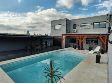 Casa · 168m² · 4 Ambientes · 2 Cocheras · Casa 4 Ambientes en Venta Cañuelas con Pileta