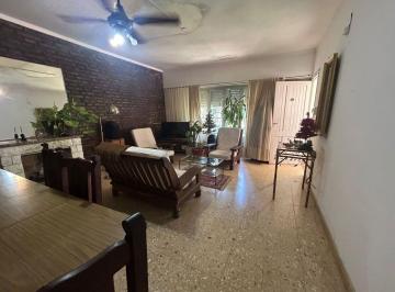 Casa · 180m² · 5 Ambientes · 1 Cochera · Casa 3 Dorm., Pileta y Cochera en Baigorria