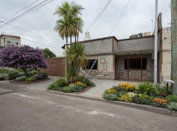 Casa · 90m² · 3 Ambientes · 1 Cochera · Venta de Casa 3 Amb con Cochera Apto Credito