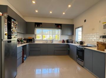 Casa · 285m² · 5 Ambientes · 2 Cocheras · Venta Casa Barrio Los Troncos Apto Credito