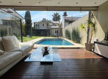 Casa · 130m² · 4 Ambientes · 2 Cocheras · Casa en Ituzaingo con Parque y Pileta Permuta