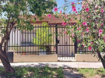 Casa · 135m² · 3 Ambientes · 2 Cocheras · Casa 3 Ambientes Lote de 300 m Loma Hermosa