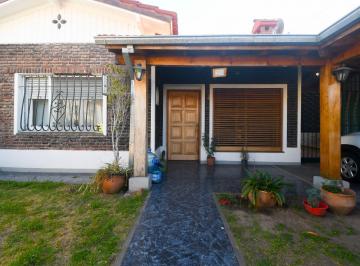 Casa · 100m² · 5 Ambientes · 1 Cochera · Hermosa Casa 4 Amb con Jardín y Quincho