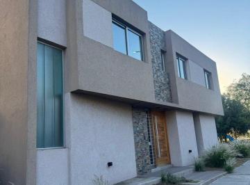Casa · 180m² · 5 Ambientes · 2 Cocheras · Venta Casa Tres Dorm. Miradores Manantiales