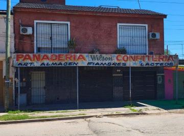 Local comercial · 200m² · 1 Cochera · Departamento, Tres Locales y Galpon a La Venta