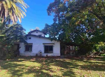 Casa · 150m² · 4 Ambientes · 2 Cocheras · Casa en Venta. B El Tato. Gran Lote. Permuta.