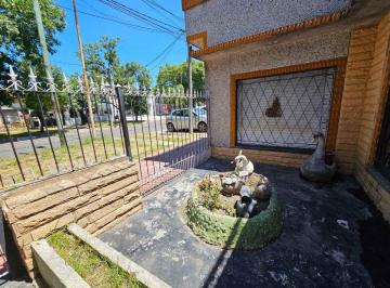 Casa · 250m² · 3 Ambientes · 1 Cochera · Venta Casa 4 Ambientes Castelar Norte Av Sarmiento