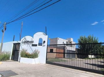 Casa · 145m² · 5 Ambientes · 3 Cocheras · Venta de Casa en Casa Pueblo, Lujan de Cuyo