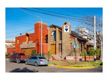 Casa · 240m² · 8 Ambientes · 2 Cocheras · Venta de Casa en Dorrego.