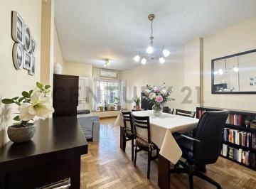 Casa · 90m² · 4 Ambientes · 1 Cochera · Tríplex 4 Ambientes con Cochera, Patio, Terraza y Balcón en Plaza Irlanda – Caballito