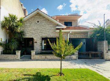 Casa · 250m² · 5 Ambientes · 1 Cochera · Venta Chalet de 4 Ambientes en Parque Luro