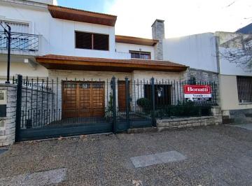 Casa · 496m² · 4 Dormitorios · 2 Cocheras · Casa en Lomas de Zamora Este