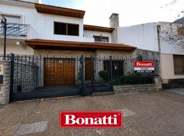 Casa · 496m² · 4 Dormitorios · 2 Cocheras · Casa en Lomas de Zamora Este