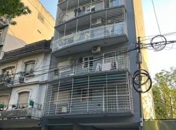 Departamento de 2 ambientes, Caballito · Excelente Dos Ambientes con Cochera, Balcón Al Frente.