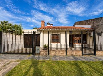 Casa · 119m² · 3 Ambientes · 2 Cocheras · Venta de Casa 3 Ambientes en Villa Tesei con Pileta