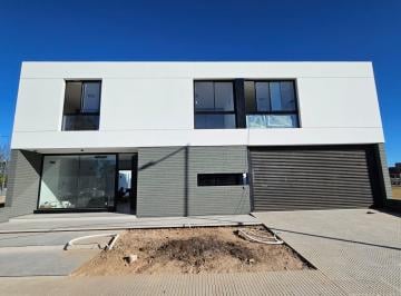 Casa · 264m² · 6 Ambientes · 2 Cocheras · Casa en Venta en Campo Chico Urbanización Residencial
