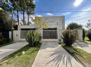 Casa de 9 ambientes, Ensenada · Hermosa Casa con Pileta en Camino a Regatas